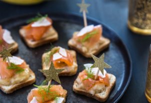 Toasts à la banane, au saumon fumé et à la noix de coco