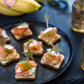 Toasts à la banane, au saumon fumé et à la noix de coco